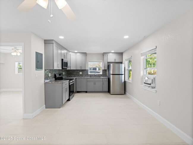 Foto del edificio - 101 Deland Ave