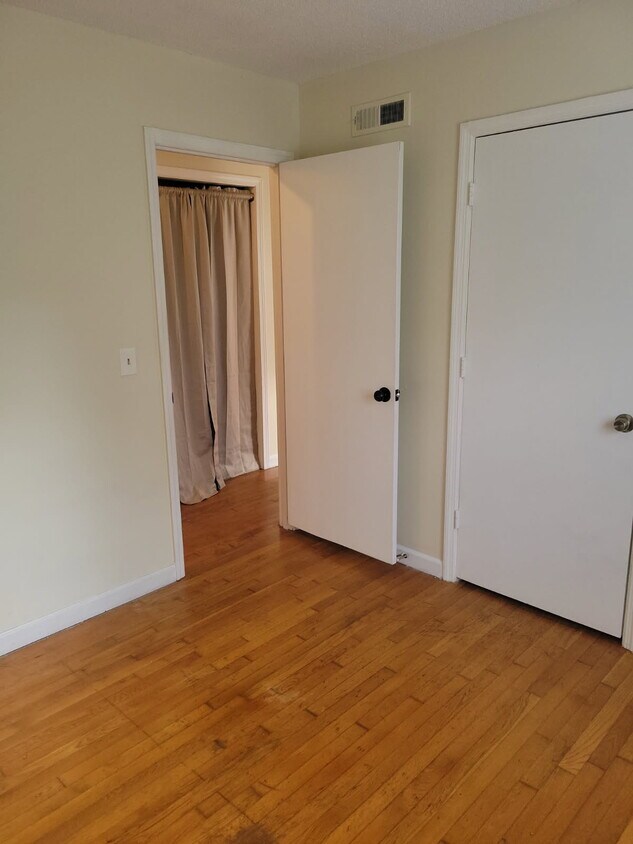 Foto del edificio - 7234 Commodore Rd