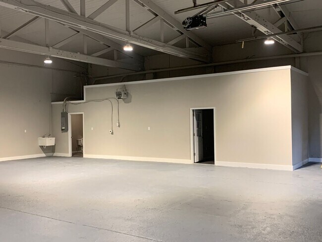 Foto del edificio - Warehouse space w/ small office AVAILABLE