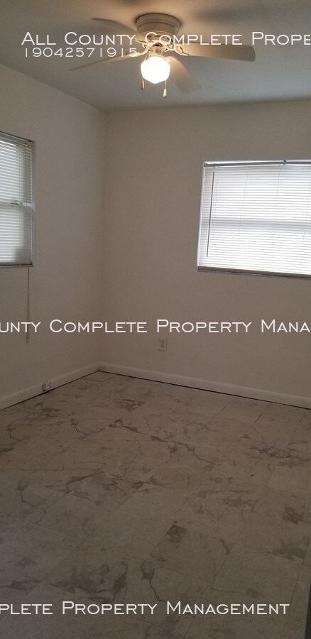 Building Photo - Two-Bedroom Triplex Unit - Water Included!