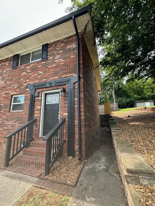Primary Photo - Brick 2/1 Apartment in Cave Spring- $995