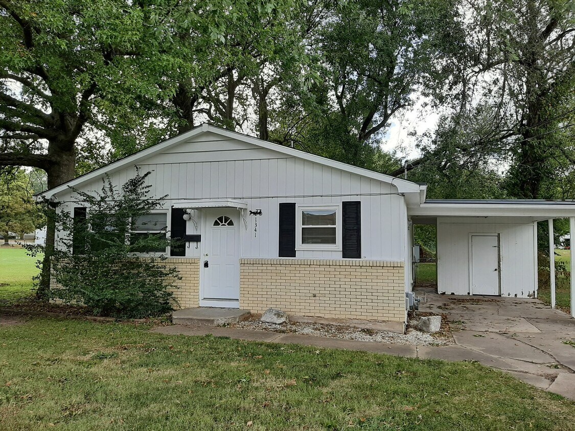 Primary Photo - 3 Bedroom home in Southeast Springfield fo...