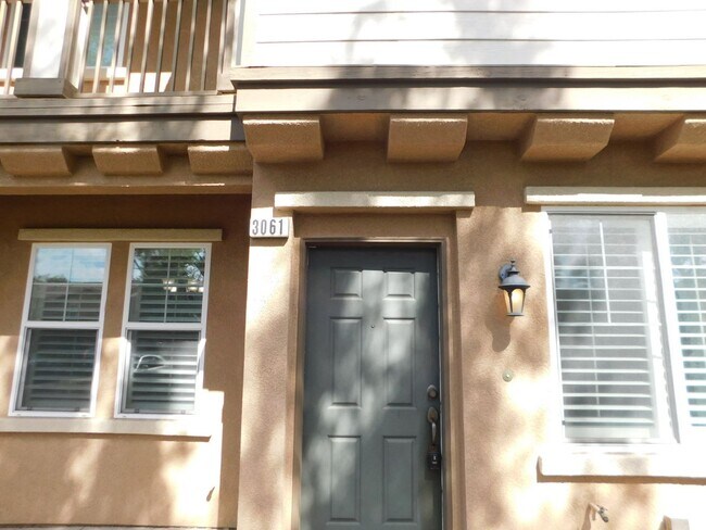 Foto del edificio - Beautiful 4 bed, 2.5 bath unit in Orange.