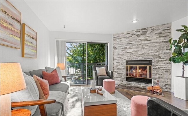 Foto del edificio - Renovated 2 Bed Kirkland Condo in Salishan...