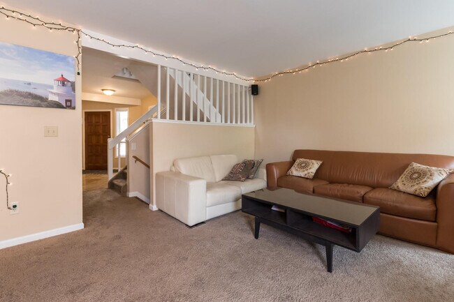 Building Photo - Available August 1, 2026! 4BD/ 3.5BA Furni...