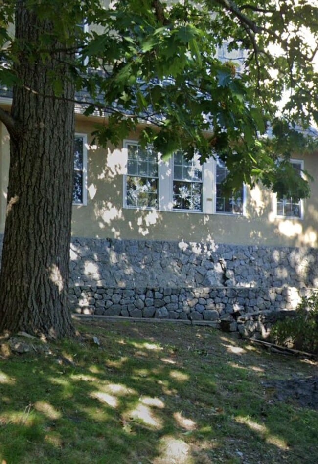 Building Photo - Great five bedroom in Brighton