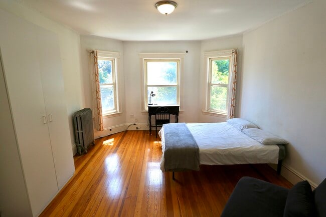 Building Photo - 124 Forest St
