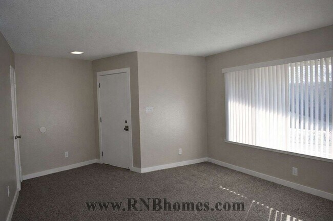 Foto del edificio - 6049 Northcrest Cir