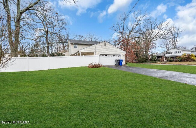 Building Photo - 869 Knight St