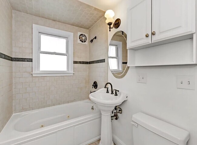 Building Photo - Beautiful 1 Bedroom apartment - Ashmont 9/1