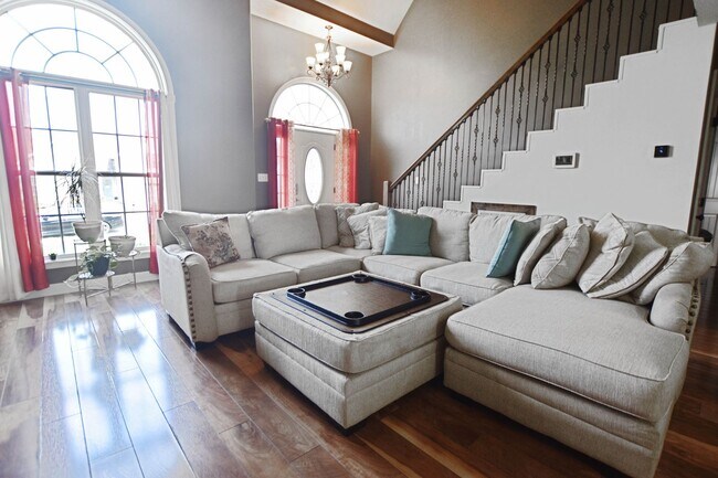 Building Photo - Pet Friendly Four Bedroom with Bonus!