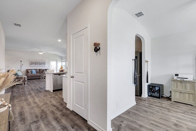 Foto del edificio - Stunning Home in Redbird Ranch with Solar ...