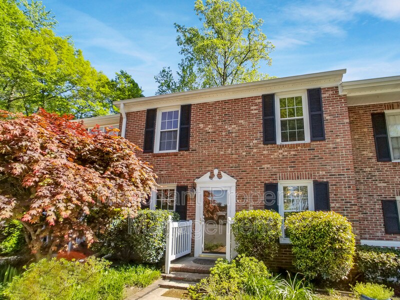 Primary Photo - 106 E Bay Ct