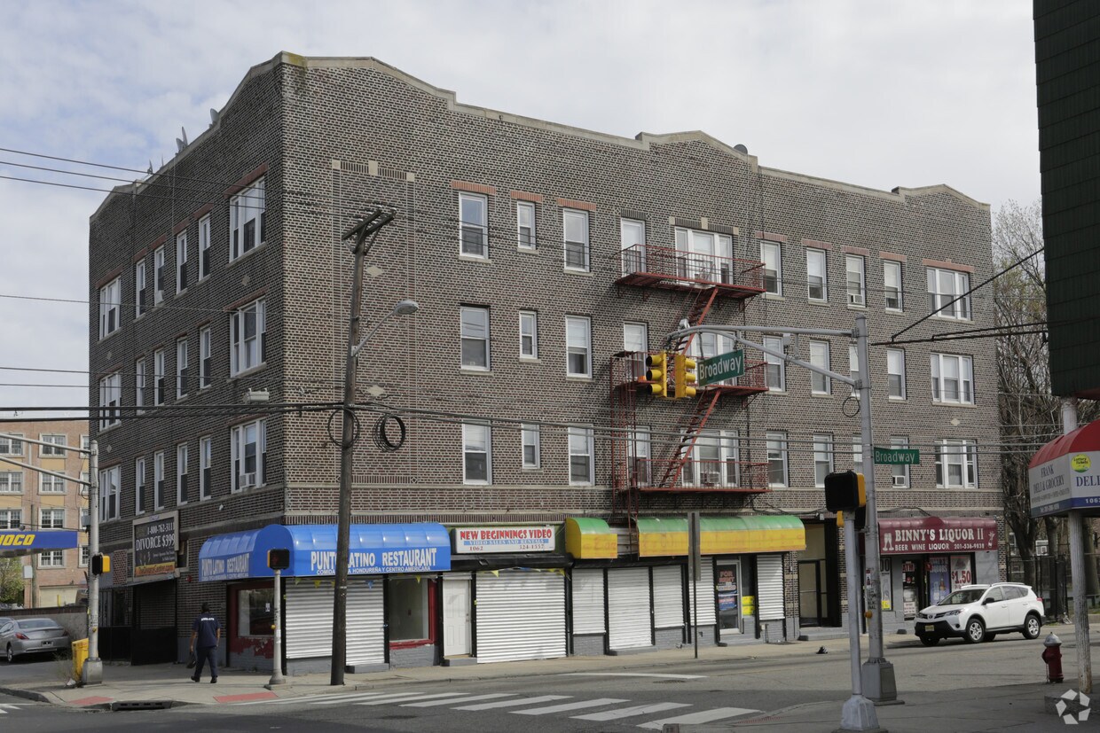 Primary Photo - 1062 W Side Ave