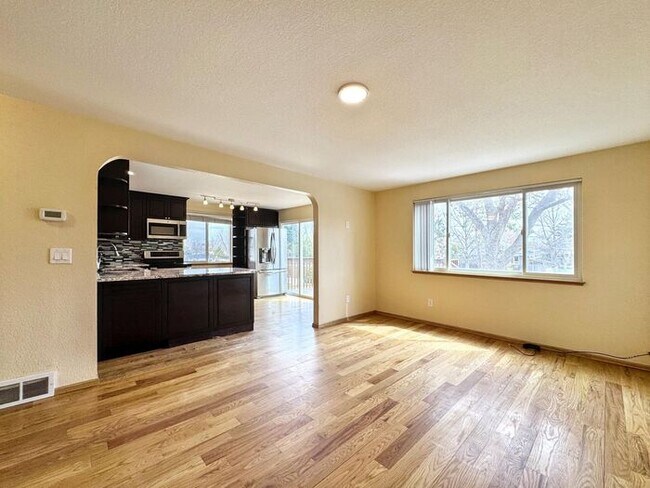 Foto del edificio - Spacious 4-Bedroom Home with Modern Amenit...