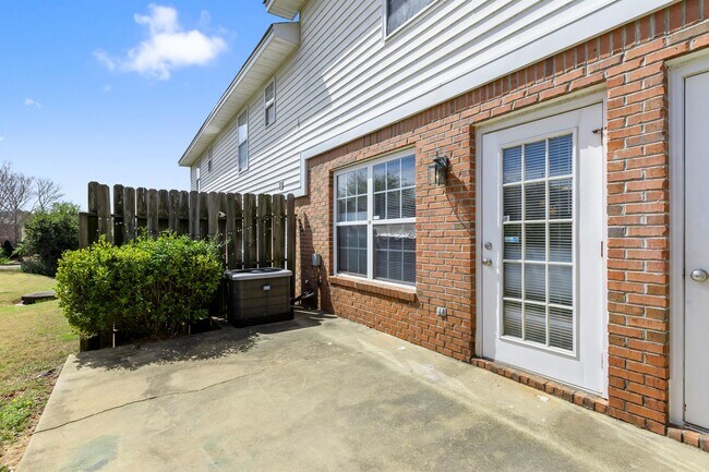 Building Photo - 1477 N Donahue Dr