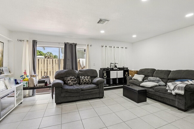 Foto del edificio - 5843 Woodlands Blvd