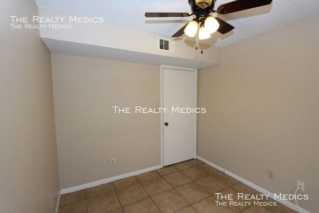 Foto del edificio - Regency Gardens 2/1 Condo Available NOW!!