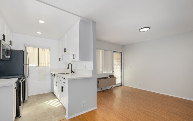 Interior Photo - 132 S Clark Dr