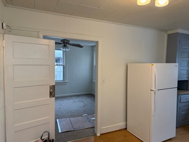 Building Photo - 108 S Warner St