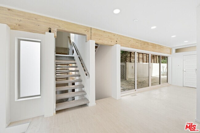 Foto del edificio - 1591 Lindacrest Dr