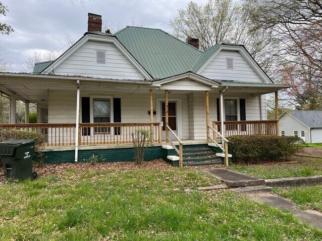 Building Photo - Charming Bungalow in Spencer