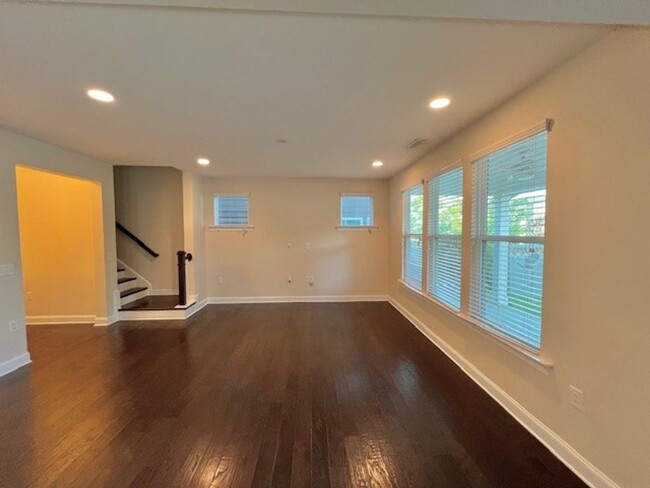 Building Photo - Spacious open floor plan! Dual walk-in clo...