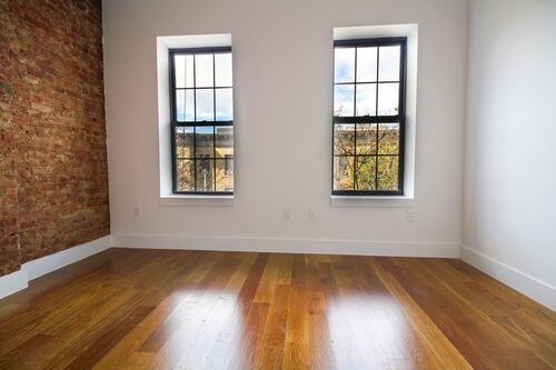 Foto del edificio - 1645 Putnam Ave