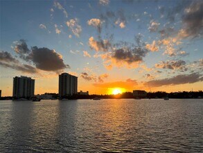 Building Photo - 2910 Point E Dr