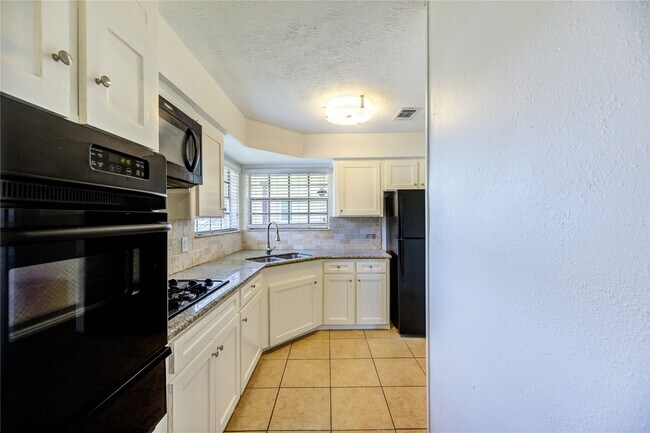 Building Photo - 9811 Shadydale Ln