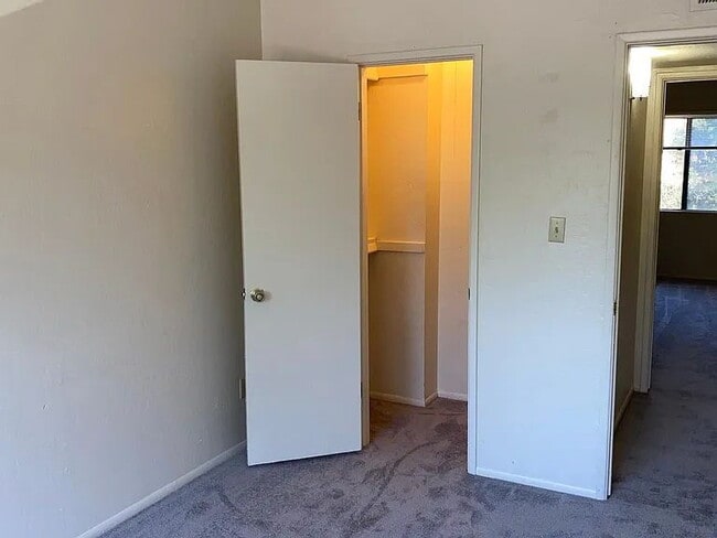 2 Bed / 1.5 Bath Townhome | Fireplace | Private Yard | Walk-In Closets - 2 Bed / 1.5 Bath Townhome | Fireplace | Private Yard | Walk-In Closets