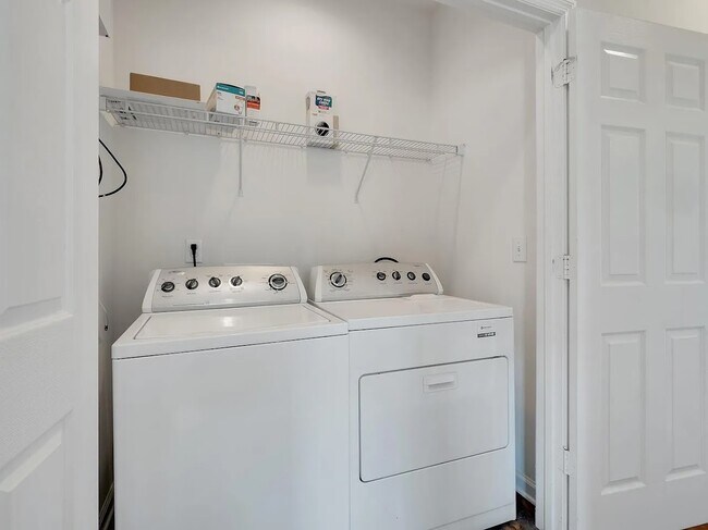 Foto del edificio - 3025 Four Oaks Blvd