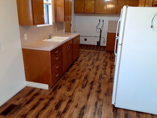 kitchen, w/ laundry hookups. ( elect dryer ) - 636 N 400 E