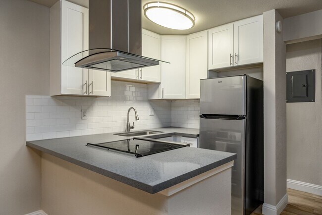 Foto del edificio - Fully remodeled studio apartment in gated ...