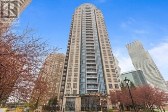 Building Photo - 330 Burnhamthorpe Rd W