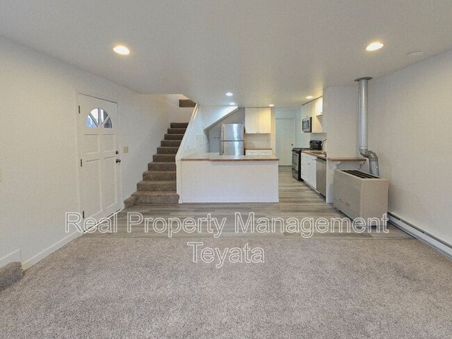 Foto del edificio - 2475 Yew Street Rd