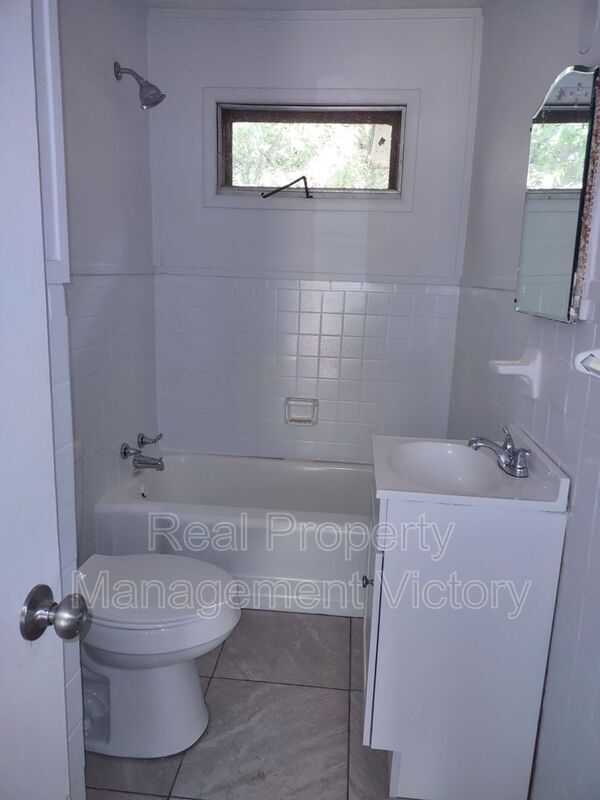 Foto del edificio - 922 Woodward Rd
