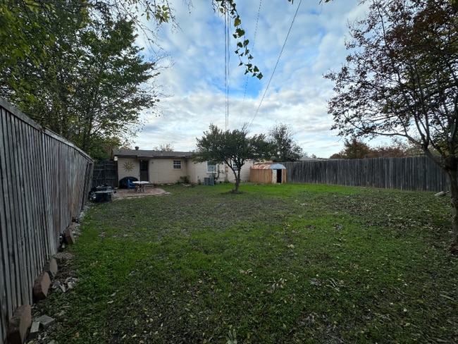 Building Photo - 10932 Dunaway Dr
