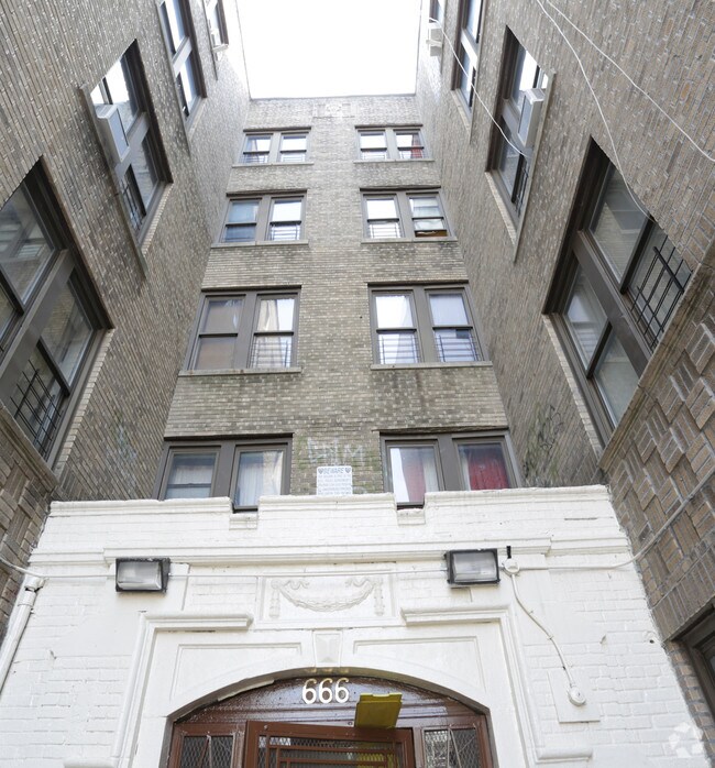 Building Photo - 666 E 224th St