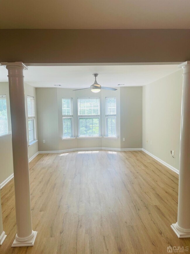 Building Photo - 293 Pinelli Dr