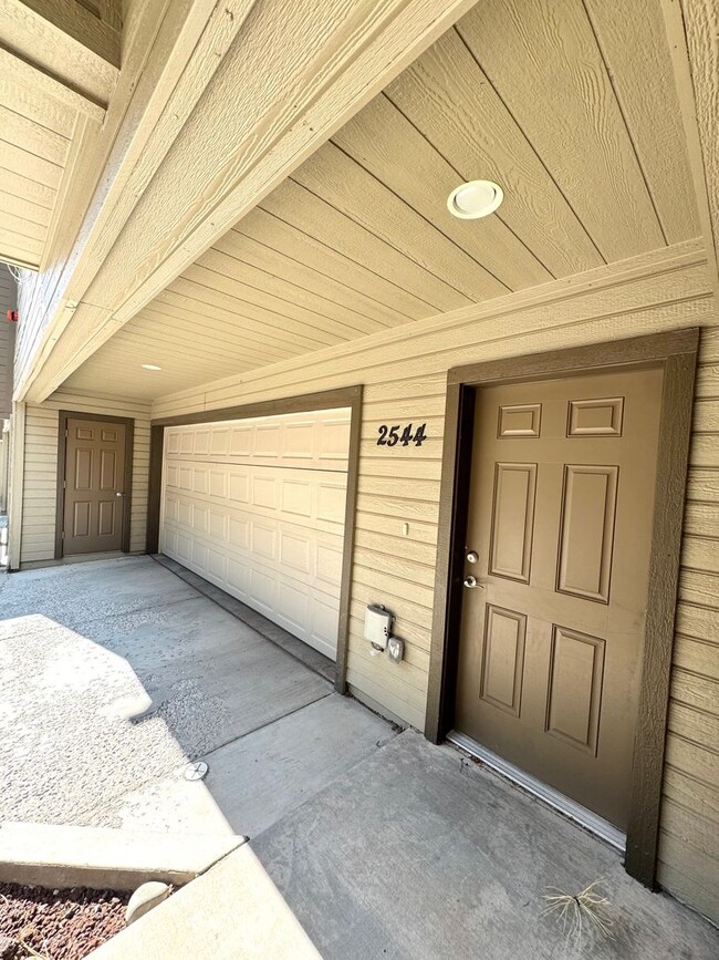 Building Photo - Spacious 4-Bedroom Townhouse in Prime Flag...