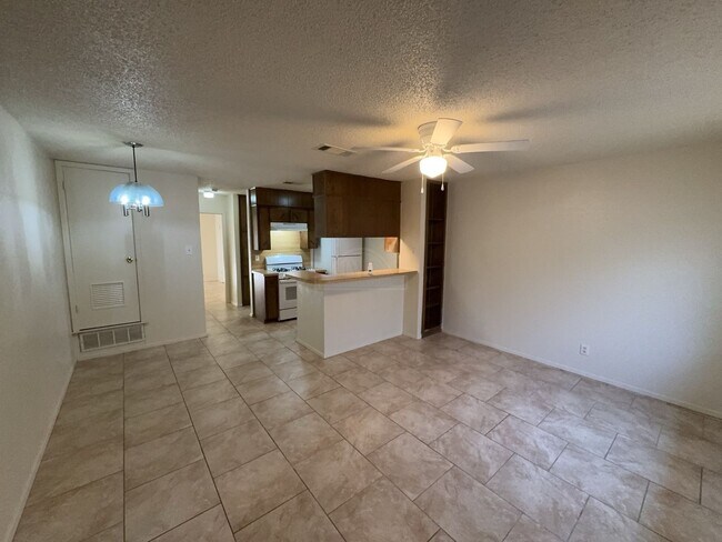 Foto del edificio - 2210 Silverway Dr