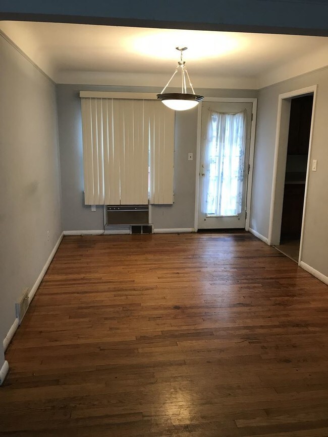 Building Photo - 3 br, 1 bath House - 384 Halle Dr