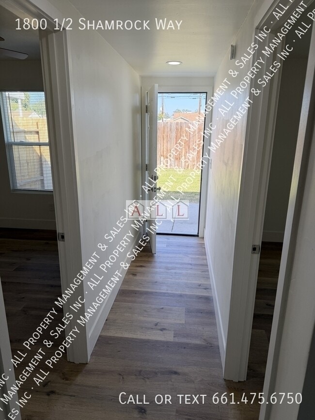 Building Photo - 1800 1/2 Shamrock Way-