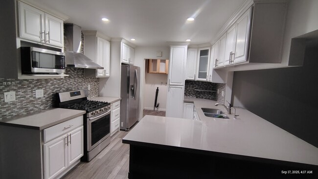 Building Photo - 10613 Hamden Ave