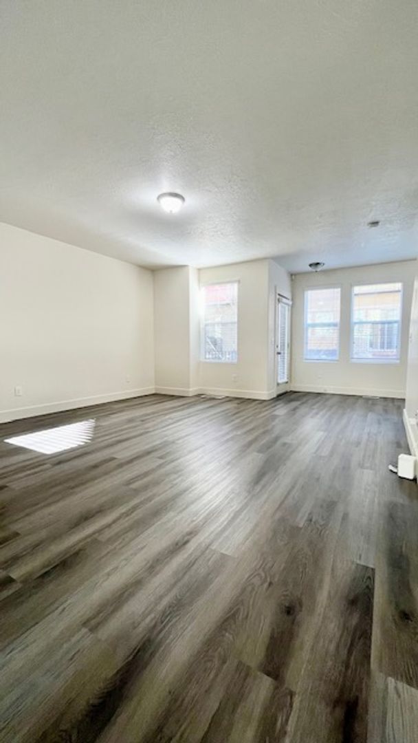 Building Photo - 2 Bedroom/2.5 Bathroom townhome in South S...