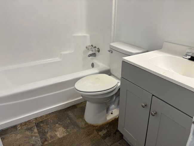 Building Photo - 3 Central Park Ct