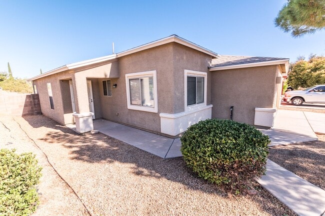 Building Photo - Great Open Floor Plan 3 Bedroom, 2 Bath Ho...