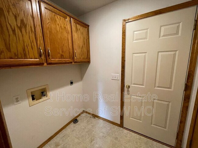 Building Photo - 3323 Leawood Ave