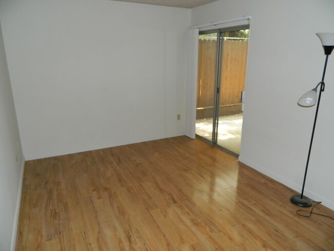 bedroom - 516 S Oak Knoll Ave